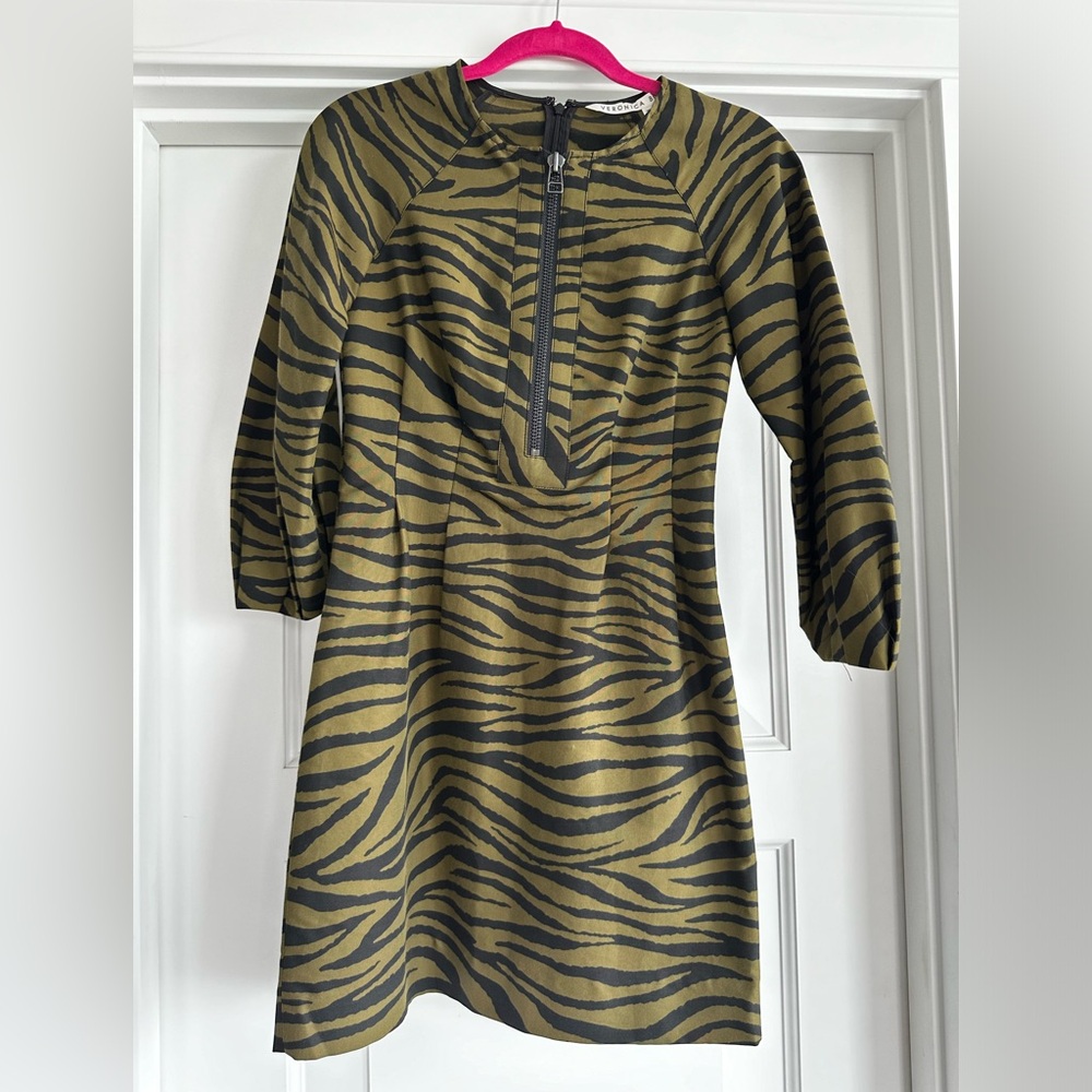 Adorable Veronica Beard mini shift dress in olive green tiger stripe